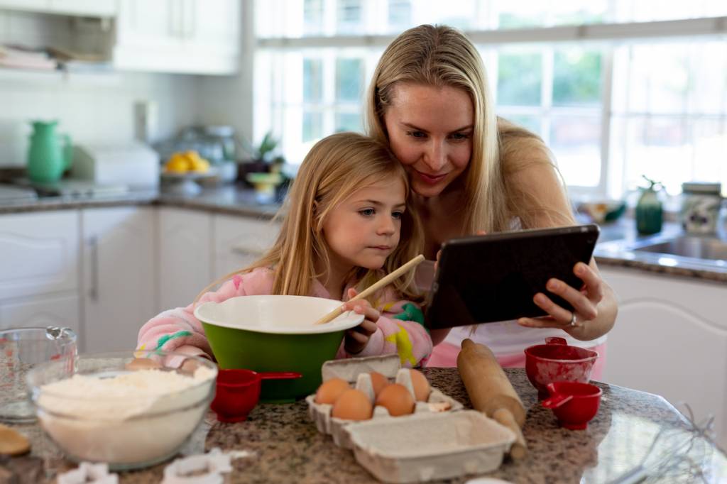 Une mère cuisine avec son enfant