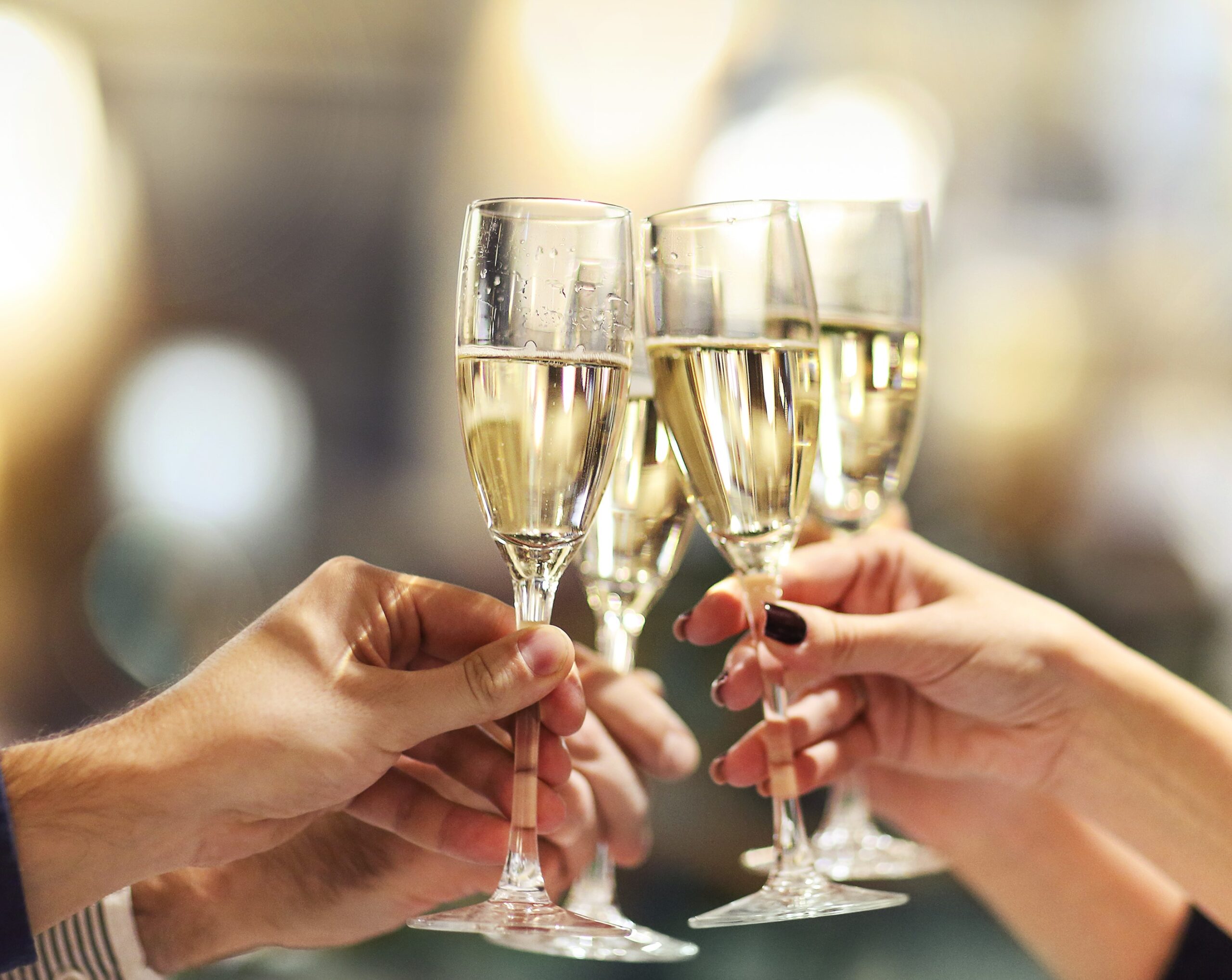 Des personnes qui trinquent avec du champagne