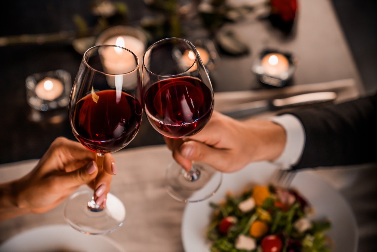 deux verres de vins rouges santé restaurant